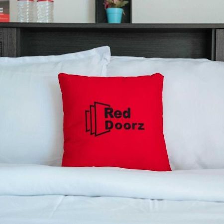 RedDoorz Plus near Mango Avenue Cebu Stadt Exterior foto