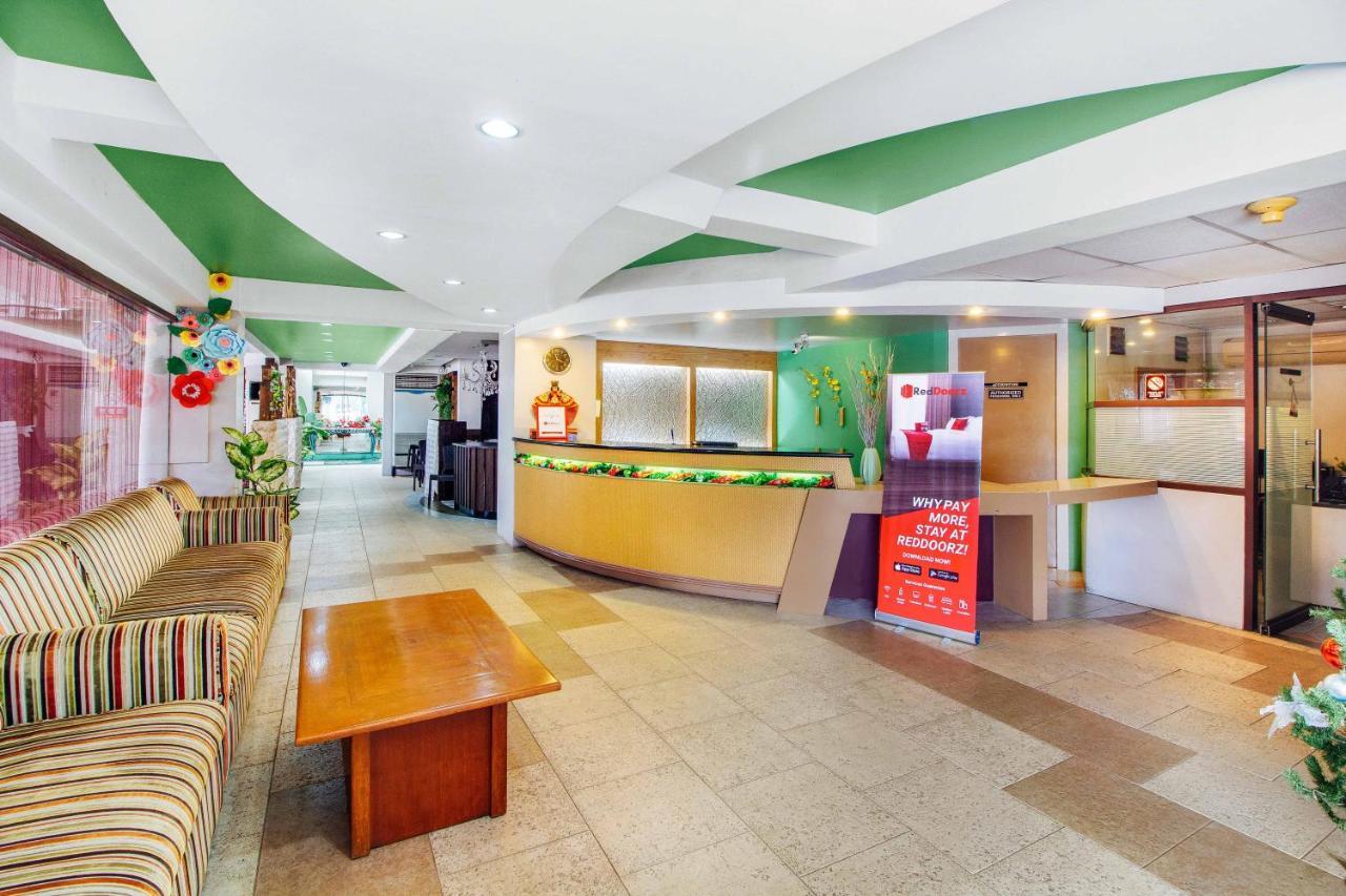 RedDoorz Plus near Mango Avenue Cebu Stadt Exterior foto